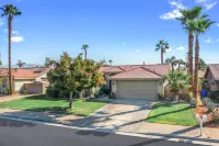 The Drexell- Newly Upgraded home w/ pool, spa, firepit! - Private Pools