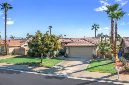 The Drexell- Newly Upgraded home w/ pool, spa, firepit! Отели рядом с достопримечательностью «40868 Ave Solana»