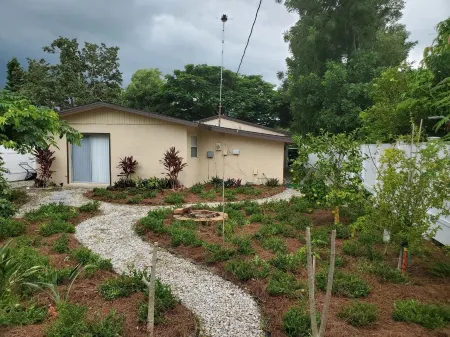 Cozy Retreat, minutes from Beaches, Shopping and Dining, 5th Ave and 3rd Street. Отели рядом с достопримечательностью «Парк Лоудермилк»