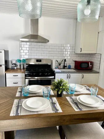 Hidden Cozy bungalow close to DT, beaches, & base // pet-friendly //