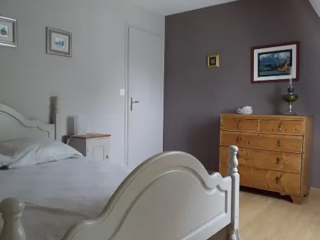 Beautiful quiet longère, near forests and ocean Отели в г. Морбиан