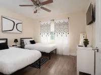 4 Bedroom Single Family home 5 mins to University!