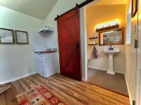 Tiny Farmhouse Cottage with Loft - Drift Asleep by Stargazing through Skylight 朱利安酒店