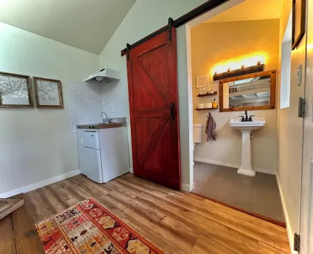 Tiny Farmhouse Cottage with Loft - Drift Asleep by Stargazing through Skylight