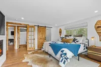5 ACRE CABIN  above RIVER + DOWNTOWN. PRIVATE-VIEWS-NEWLY RENOVATED