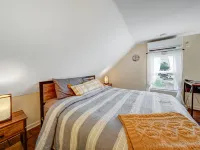Cozy Chalet Bungalow in West Park - Cleveland Hotels near Cleveland Hopkins International Airport