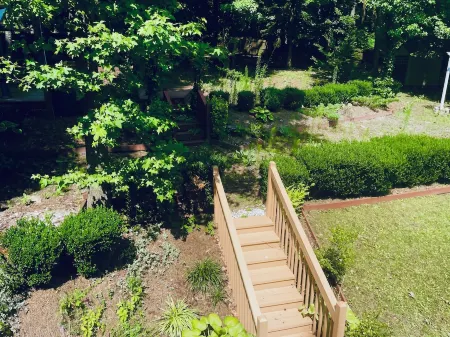 Convenient City Retreat with MASSIVE Backyard, 10 mins from Airport