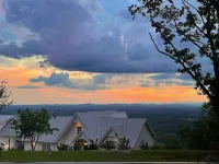 Luxe Mountain getaway only 15 minutes from the city! - Chalets