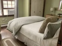 Cozy Quechee Cabin Near Woodstock and Skiing w/Woodstove and All the Amenities Hotels in Quechee
