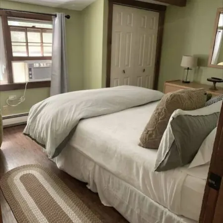 Cozy Quechee Cabin Near Woodstock and Skiing w/Woodstove and All the Amenities