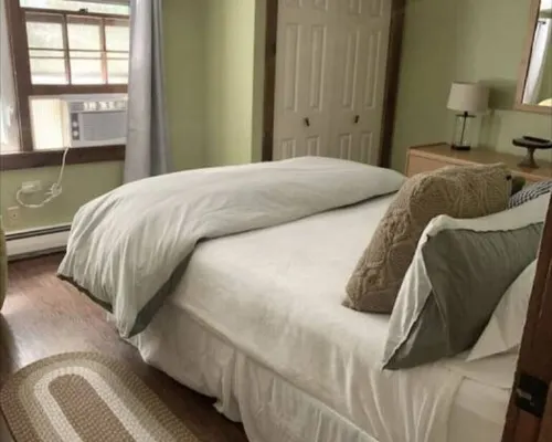 Cozy Quechee Cabin Near Woodstock and Skiing w/Woodstove and All the Amenities Hotels in Quechee