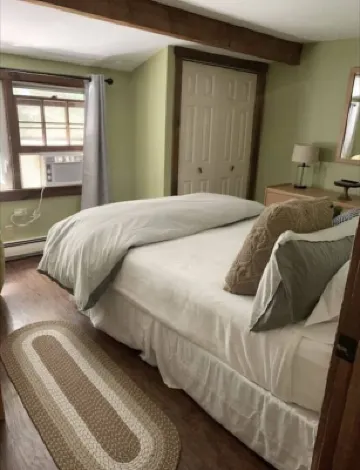 Cozy Quechee Cabin Near Woodstock and Skiing w/Woodstove and All the Amenities