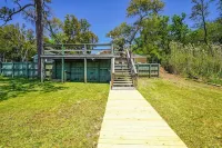 Massive Waterfront Wonder with 5 Bedroom & Boat dock/ Pet-Friendly. Hotels near Baker Mercantile