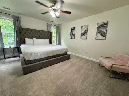 University City 4BR Retreat: Style & Space for 10 Отели рядом с достопримечательностью «Hot trends»