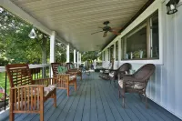Whole House, Scenic Post and Beam Home Overlooking Canandaigua Lake! Sleeps 10