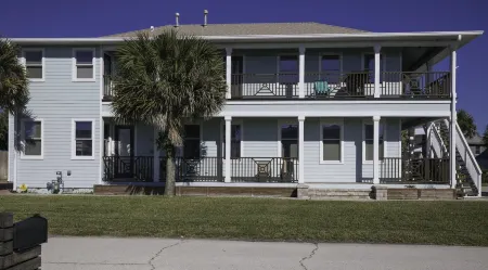 5 Bdrm 4 Bath Ocean View Home Located on North Beach Nsb! Отели рядом с достопримечательностью «Marine Discovery Center»