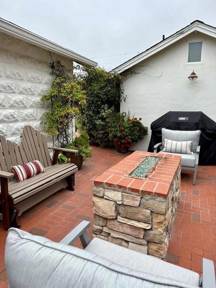 Ocean Front Cottage!! Beauty on the outside, Charm on the inside!