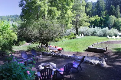 Riverwood Cottage -- Riverfront with Hot Tub, River Access Creekside Park Skatepark 주변 호텔