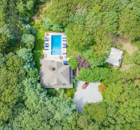 Grab a Fun Fall Weekend by Wolffer Vineyard! Columbus Day Holiday Now Available Отели рядом с достопримечательностью «Sag Harbor Historical Museum: The Annie Cooper Boyd House»