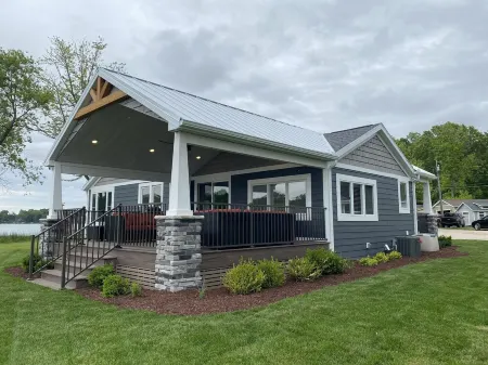 5-Star Lakeside Luxury & Comfort!