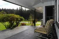 Riverfront Redwood Retreat Nestled in Nature