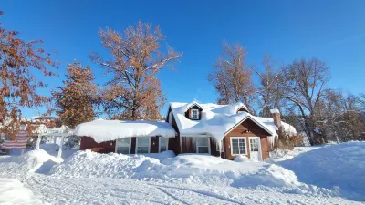 METHOW VALLEY RIVER HOUSE W/84' River DeckSleeps10 Inside, and Pet friendly.