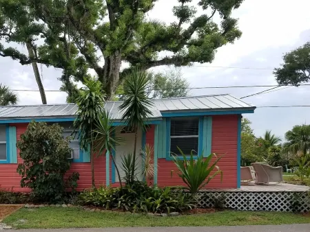 Delightful Riverfront One Bedroom Cottage w/ boat dock-End of  Summer Specials!! Отели в г. Роузленд