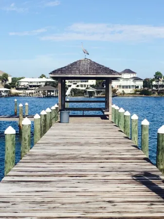 2bd2 1/2ba sleeps8 1st&2fltownhouse onbeachw/dolphin views,boating,tennis,fishin