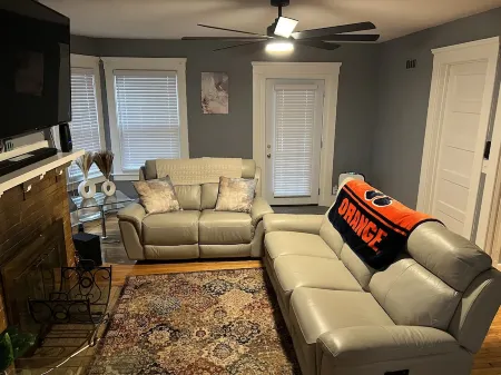 New 5 Bed 2 Bath near Syracuse University and Downtown with Plenty of Parking Отели в г. Сиракьюс