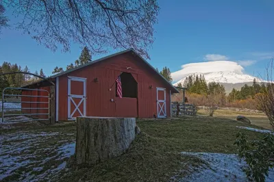 Amazing property & Shasta views, private lake, dark skies, close to everything