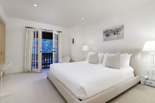 Deluxe private townhome minutes walk to Aspen Mountain skiing and downtown!