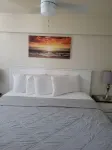 Beach Side 1-bdrm, AC, Wifi, kitchenette, balcony, direct ocean view. Connie's Bookshelf附近的飯店