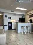 Beach Side 1-bdrm, AC, Wifi, kitchenette, balcony, direct ocean view. Connie's Bookshelf附近的飯店