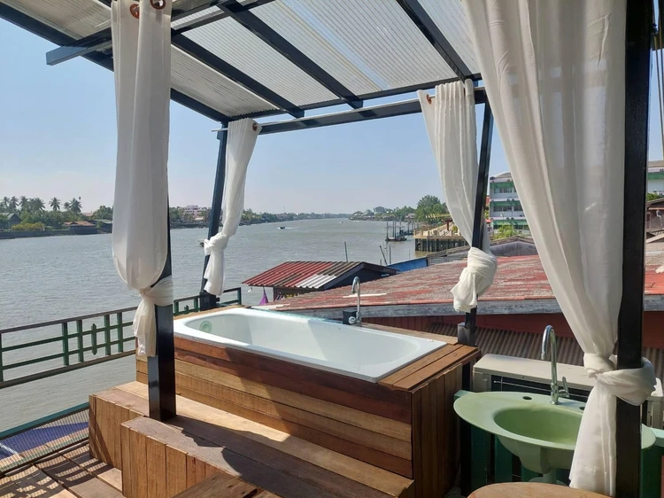 รูปภาพของกอริล่า อัมพวารีสอร์ท ริมน้ำ