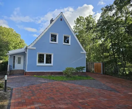 Vacation home Windschief directly behind the dike with large garden, WLAN, fireplace