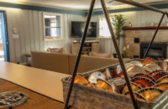 Lakefront Escape on Erie’s Edge | 20 minutes to Presque Isle | Pet Friendly!