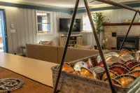 Lakefront Escape on Erie’s Edge | 20 minutes to Presque Isle | Pet Friendly!