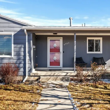 Perfect Central Location w/Mtn Views, Huge Fenced Yard, King Beds, BBQ, & Games!