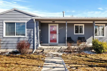 Stylish, Comfortable, Mtn Views, Huge Fenced Yard, King Beds, Cozy Fireplace! Отели в г. Мюррей