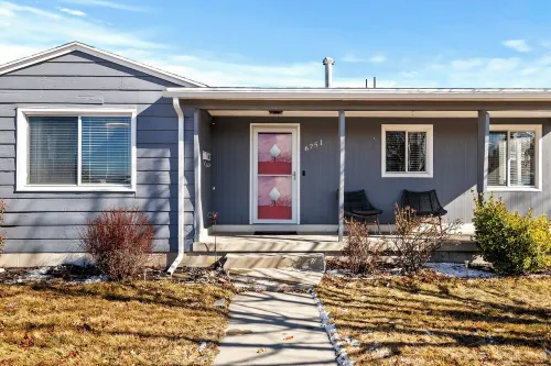 Stylish, Comfortable, Mtn Views, Huge Fenced Yard, King Beds, Cozy Fireplace! Hotels in Murray