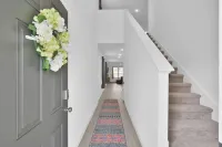 Modern Central 5 Bdrm Home W/ Fenced Backyard