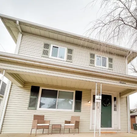 Spacious 4-bedroom Off-Campus House
