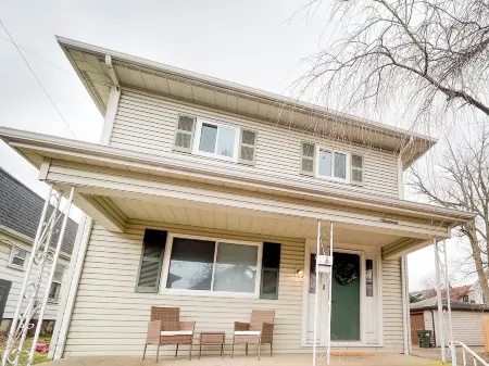 Spacious 4-bedroom Off-Campus House