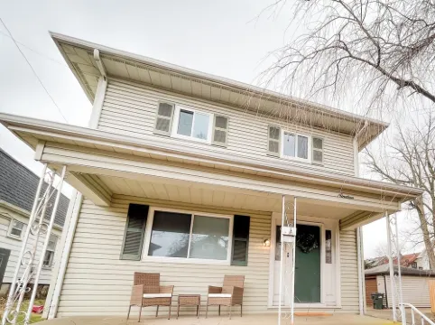 Spacious 4-bedroom Off-Campus House