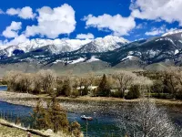 Stunning views right on the Majestic Yellowstone River! Hotels in Pray