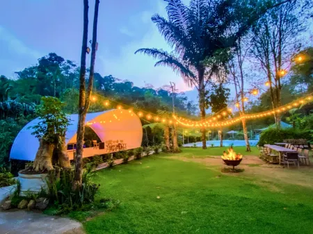 Glamping Menoreh Отели в г. Kulon Progo Regency
