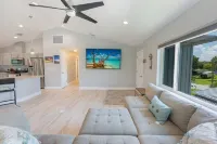 Beautiful New Home on Weeki Wachee River with boat dock