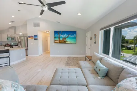 Beautiful New Home on Weeki Wachee River with boat dock