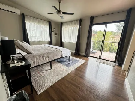 River Haven: Hot Tub, Outdoor Lounge, Walk to Beach