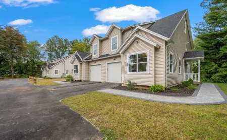 Stylish Townhome | Perfect for Family Gatherings & Events Отели в г. Блумфилд